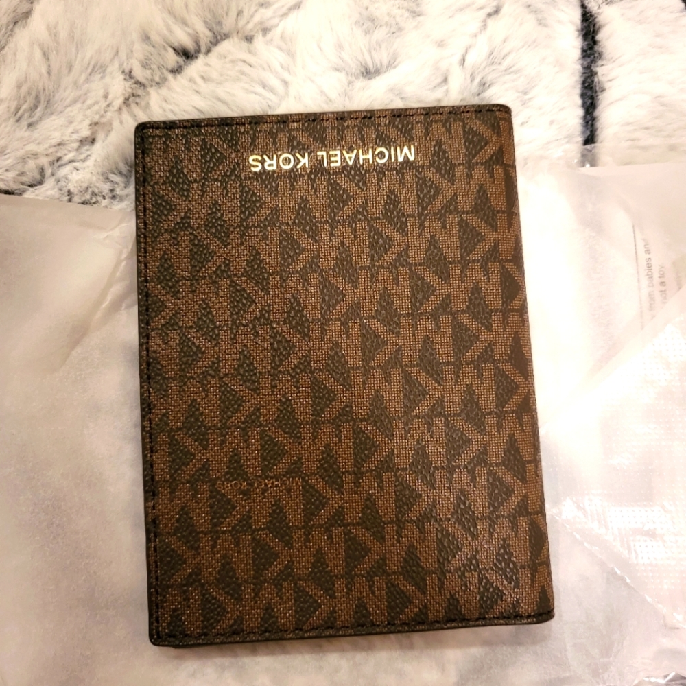 Micheal kors passport holder